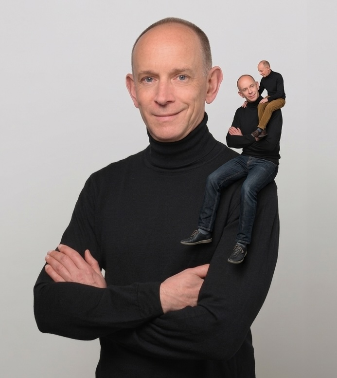 Das Bild zeigt mich als Online-Paartherapeuten mit einer kleineren Version von mir selbst als Beobachter auf der Schulter, der wiederum einen kleinen Beobachter auf der Schulter hat. 